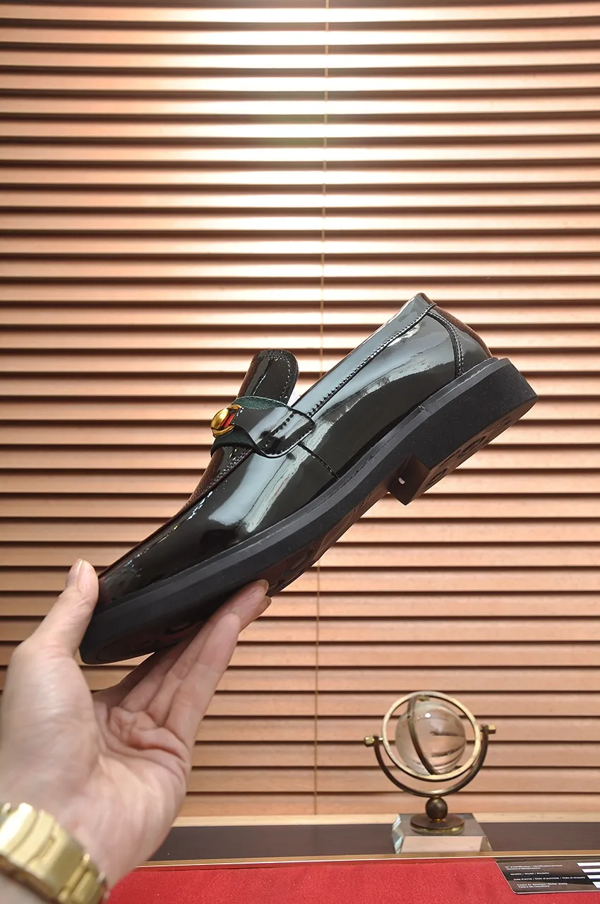 Factory price 540💶Italy’s top luxury men’s shoe giant (GUCCI) (Gucci) (full cowhide lining) new arrival🍃Original European style🔰 Pleasant to the eye😍In order to make the shoes more durable and non-deformable🌀The production continues to follow traditional methods but there is still no lack of innovation💪The original open-edge beaded cowhide is selected for the leather♻️ Smooth, natural and extra bright⭐Made of imported cowhide The rich man’s first choice 38-45 (45 customized)